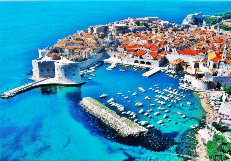 В Черногории открываются рестораны, торговые центры и пляжи