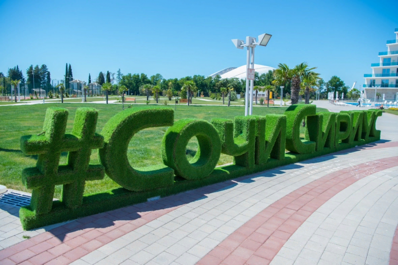 Пляжи и отели Сочи переполнены туристами