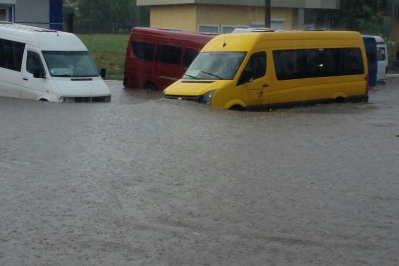 (Видео) Затопление в Тирасполе и Бендерах из-за сильных дождей.
