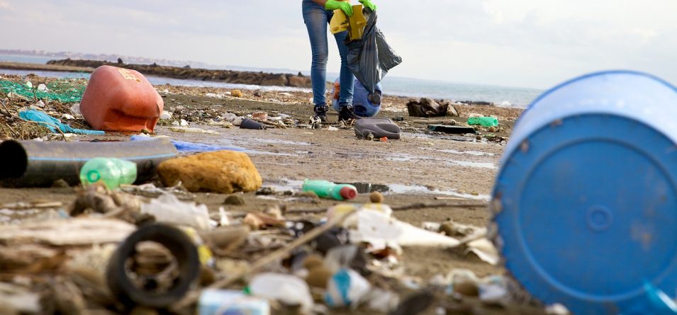 В Греции турист посвятил отпуск уборке мусора на пляжах