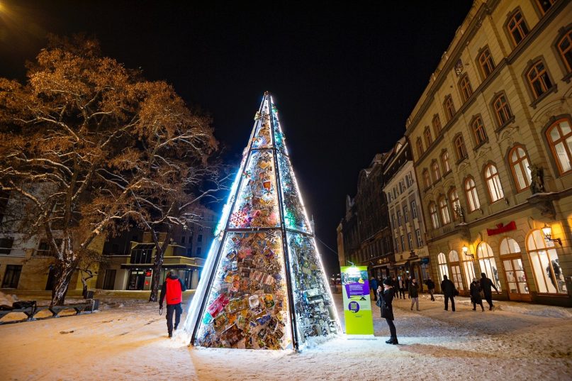 В Риге установили из отходов новогоднюю елку
