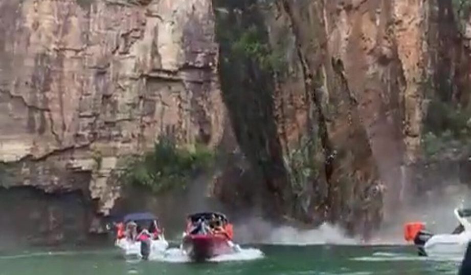 В Бразилии скала обрушилась на лодки с туристами. Погибли семь человек