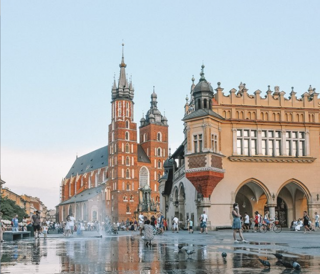 В Польше с 28 марта отменяются масочный режим и карантин для тех, кто въехал в страну