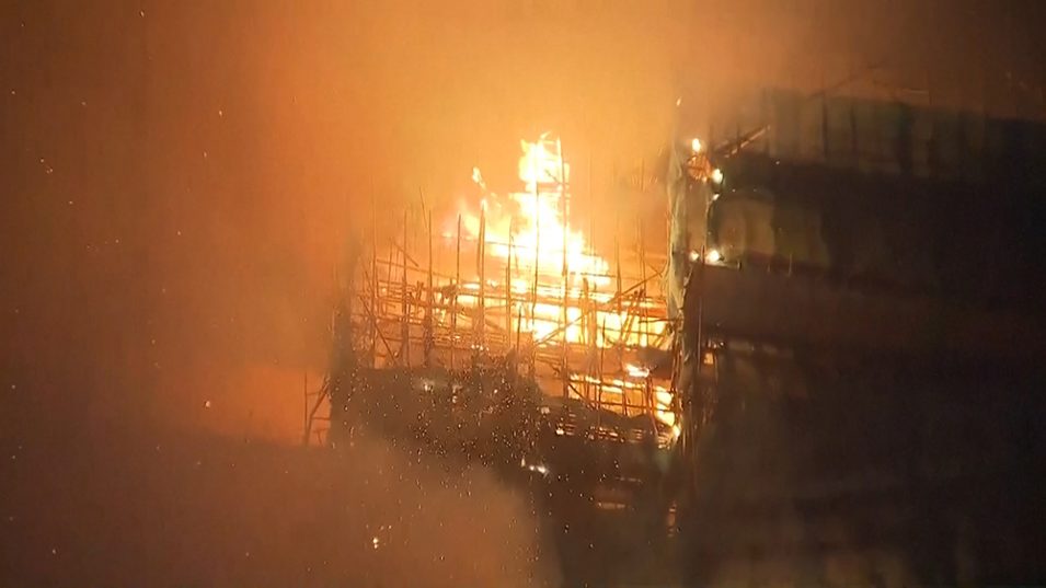 В Гонконге с ночи горит недостроенный небоскреб, есть пострадавшие