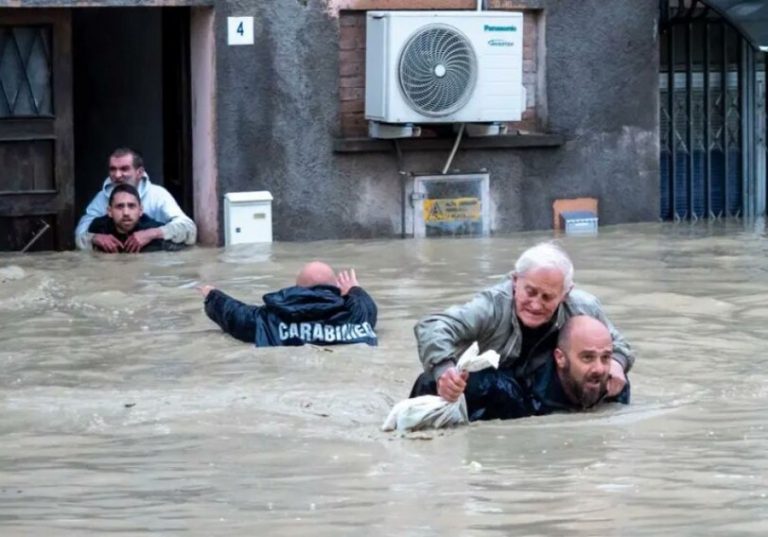 Потоп в Италии: 11 человек погибли и 20 000 вынуждены покинуть свои дома