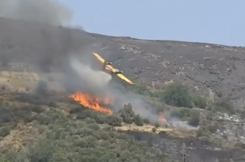 Самолёт, тушивший лесной пожар в Греции рухнул. Экипаж погиб на месте.