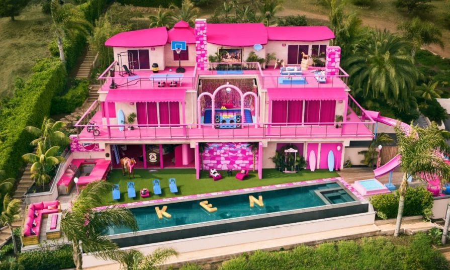 На Airbnb появился особняк Барби.