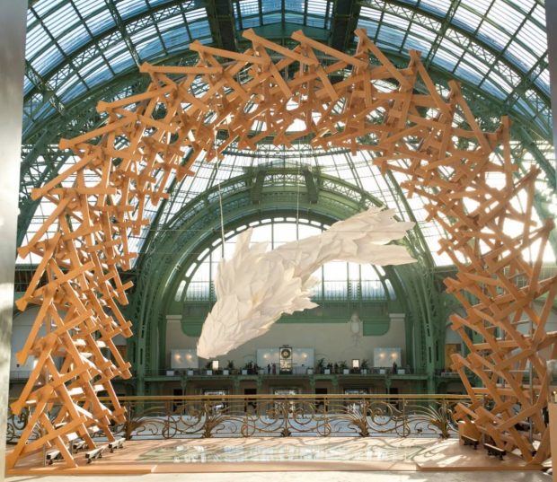 Louis Vuitton чествует Фрэнка Гери на Art Basel в Париже с монументальной инсталляцией в Гран-Пале