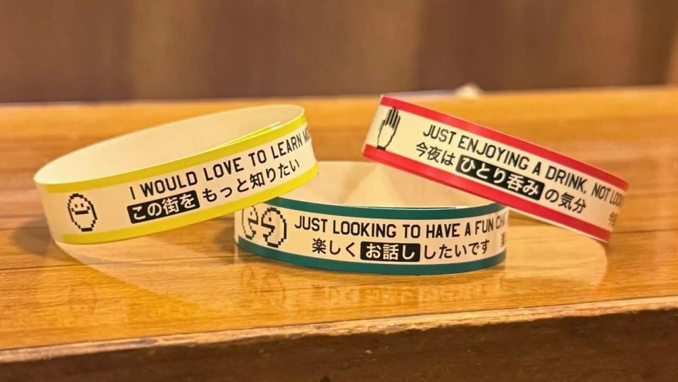 🍸 Япония упрощает общение в барах с помощью "браслетов настроения" 🇯🇵